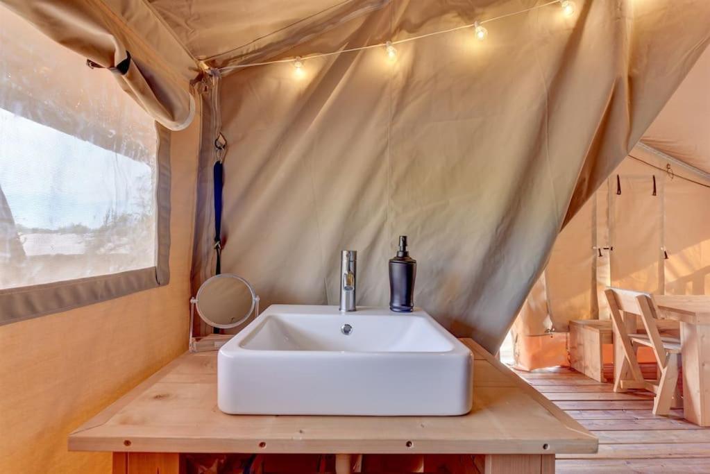 ホテル 12 Fires Luxury Glamping With Heating #3 ジョンソンシティ エクステリア 写真